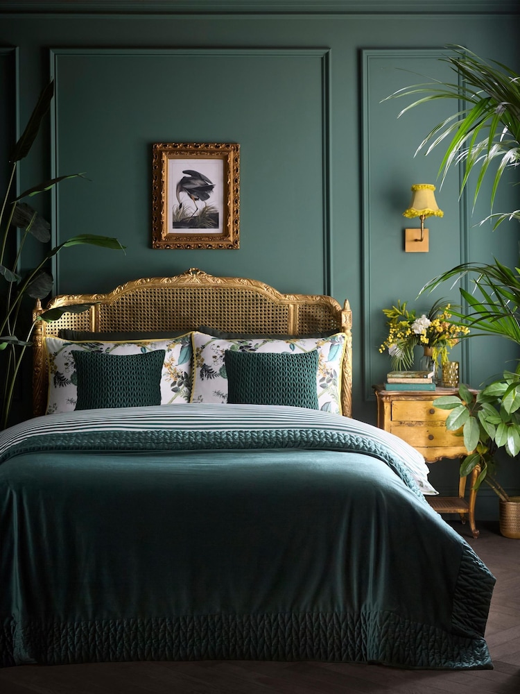 Laurence Llewelyn-Bowen Bottle Green Siena Velvet Bedspread - Image 3 of 3 Laurence Llewelyn-Bowen Bottle Green Siena Velvet Bedspread - Image 3 of 3