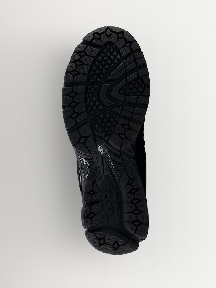 New Balance Black 2002 Trainers - Image 5 of 5