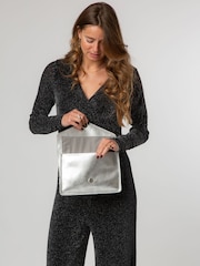 Silber-Metallic - Cultured London Yara Leather Clutch Bag - Bild 5 von 7