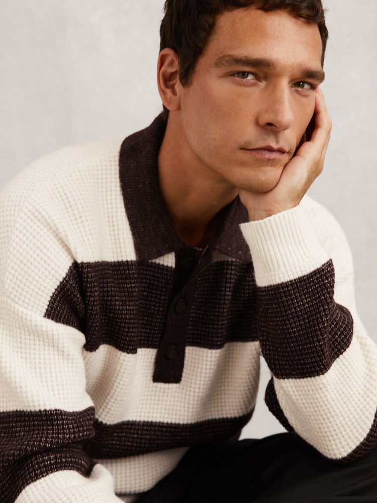 Marrón chocolate/Blanco roto - Reiss Horice Waffle-Knit Stripe Half-Button Jumper with Wool - Imagen 1 de 7