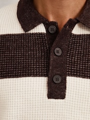 Marrón chocolate/Blanco roto - Reiss Horice Waffle-Knit Stripe Half-Button Jumper with Wool - Imagen 4 de 7