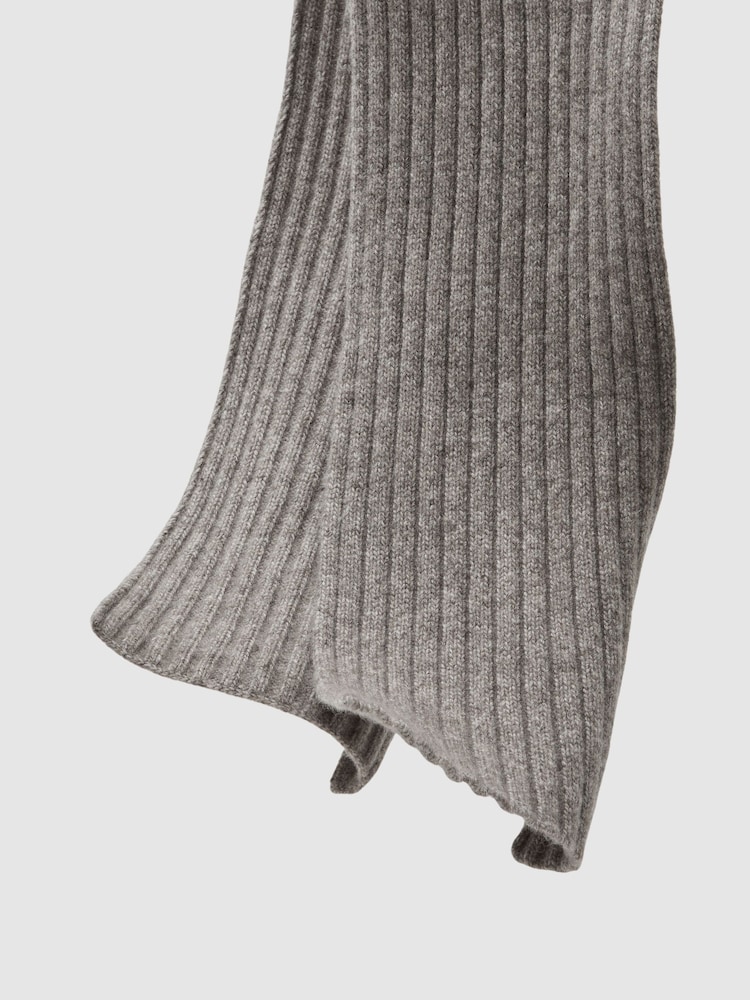 Reiss Oatmeal Melange Swinly Chunky Rib Wool Blend Scarves - Image 5 of 5 Reiss Oatmeal Melange Swinly Chunky Rib Wool Blend Scarves - Image 5 of 5
