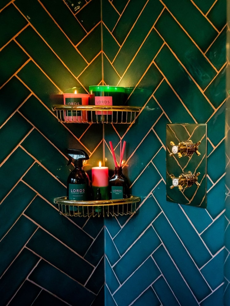 Lords Fragrance House Green Yellowstone Amber Glass Pink Sticks Reed Diffuser 200ml - Image 2 of 5
