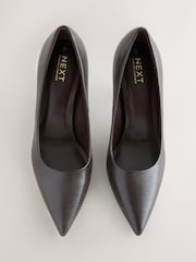 សូកូឡាពណ៌ត្នោត - Forever Comfort® Point Toe Court Heels - រូបភាព 8 នៃ 11