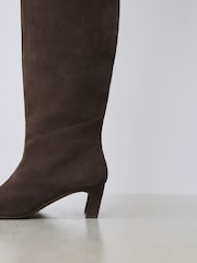 Schokoladenbraun/Veloursleder - Forever Comfort® – kniehohe Stiefel mit schmal zulaufender, abgeflachter Spitze und Absatz - Bild 11 von 11