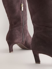 Schokoladenbraun/Veloursleder - Forever Comfort® – kniehohe Stiefel mit schmal zulaufender, abgeflachter Spitze und Absatz - Bild 9 von 11