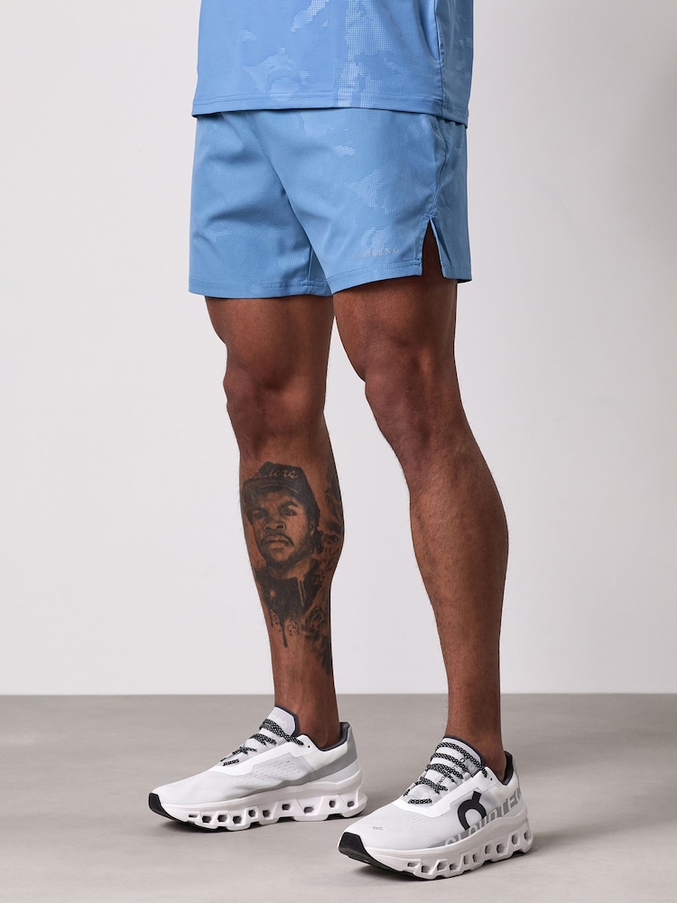 Gym King Debossed Camo Shorts 5" - صورة 1 من 4