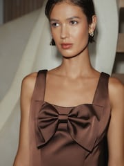 ستان بني شوكولاتة - فستان قصير بلا أكمام مزيّن بفيونكة أمامية - صورة 5 من 8