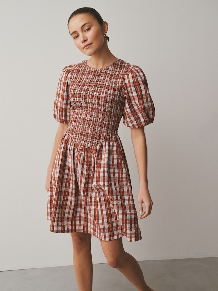 משבצות אדומות - שמלת מיני עם שרוול נפוח וכיווצים - תמונה 1 מתוך 9