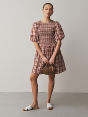 משבצות אדומות - שמלת מיני עם שרוול נפוח וכיווצים - תמונה 2 מתוך 9