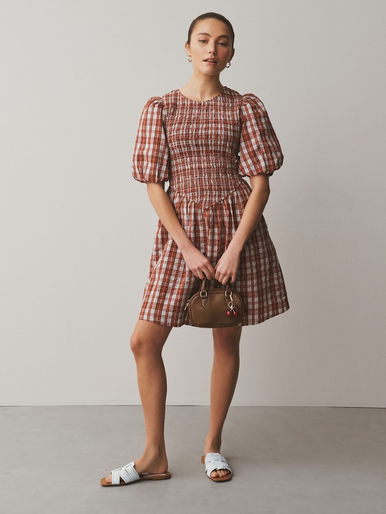 משבצות אדומות - שמלת מיני עם שרוול נפוח וכיווצים - תמונה 2 מתוך 9