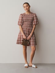 משבצות אדומות - שמלת מיני עם שרוול נפוח וכיווצים - תמונה 3 מתוך 9