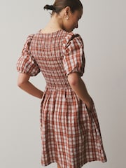 משבצות אדומות - שמלת מיני עם שרוול נפוח וכיווצים - תמונה 4 מתוך 9