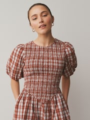 משבצות אדומות - שמלת מיני עם שרוול נפוח וכיווצים - תמונה 5 מתוך 9