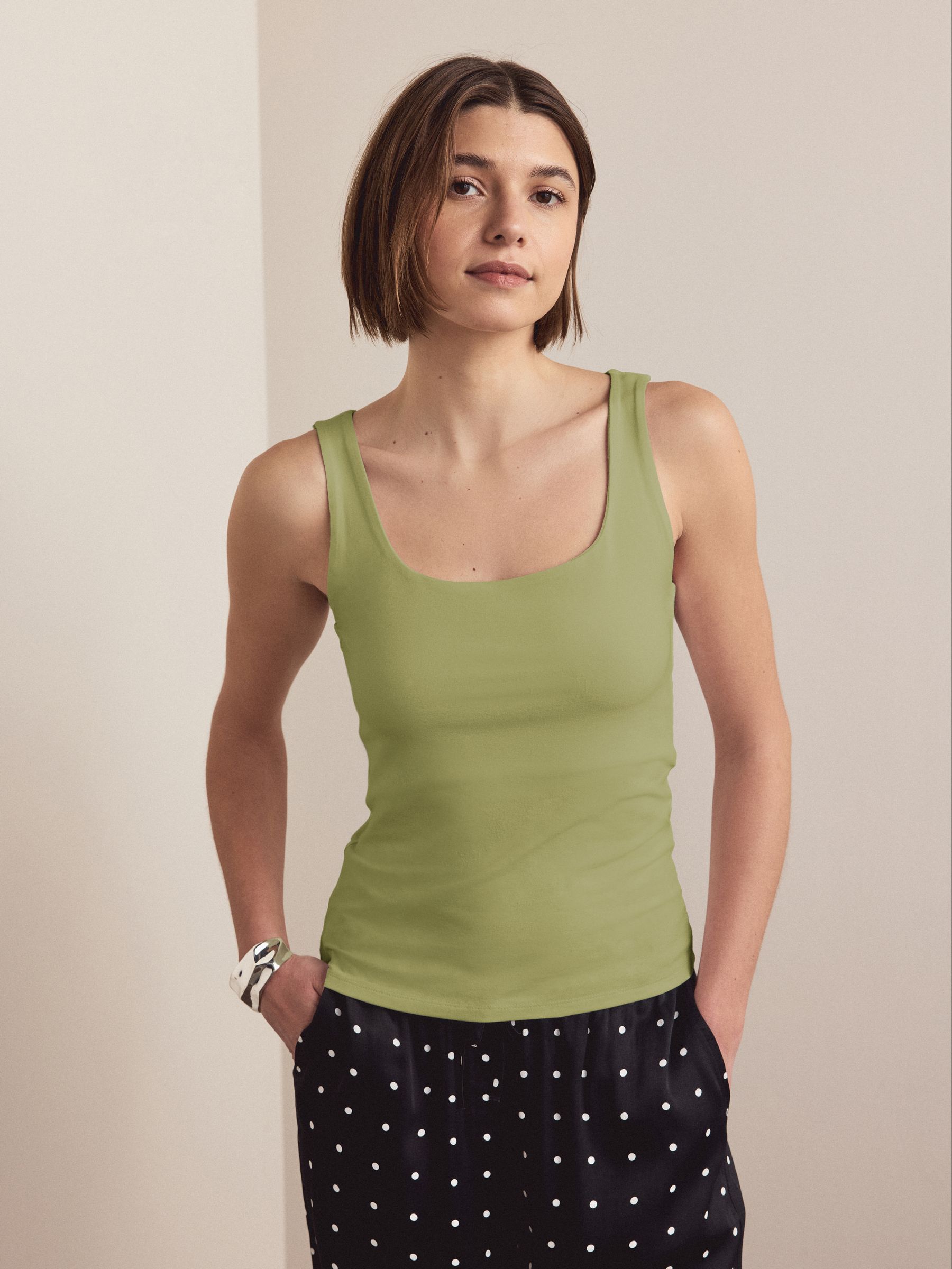 neau ベスト　ジレ　オリーブ Buy Olive Green Square Neck Vest from Next USA