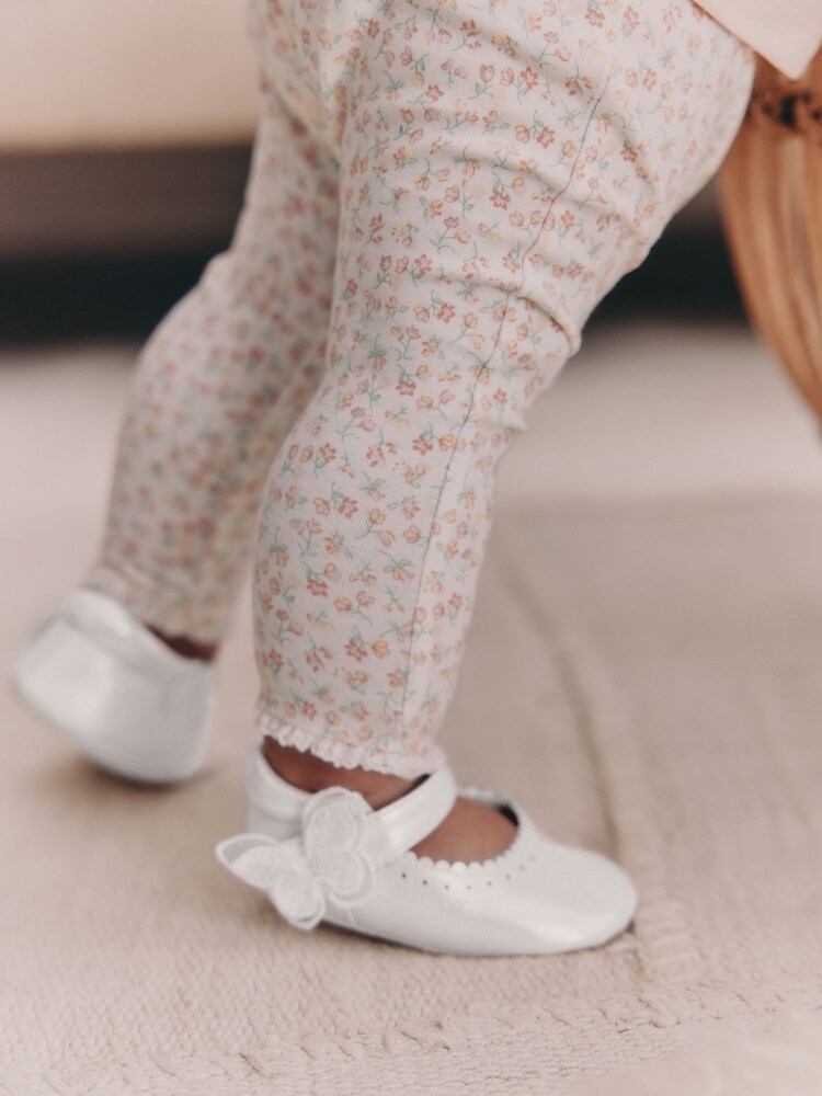 White Shimmer Butterfly - Sapatos de bebê Mary Jane (0-18meses) - Imagem 6 de 6 White Shimmer Butterfly - Sapatos de bebê Mary Jane (0-18meses) - Imagem 6 de 6