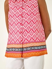 Blusa com botões e estampa de borda geométrica romana - Imagem 5 de 5