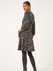 Vestido elástico com estampa romana salpicada - Imagem 3 de 5