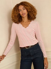 Ivory and Red Stripe - Love & Roses Scallop V-Neck Long Sleeve Jersey Top - Imagen 2 de 4