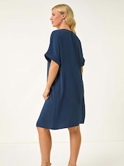 Azul - Vestido Roman Petite One com decote em V e botões - Imagem 3 de 5