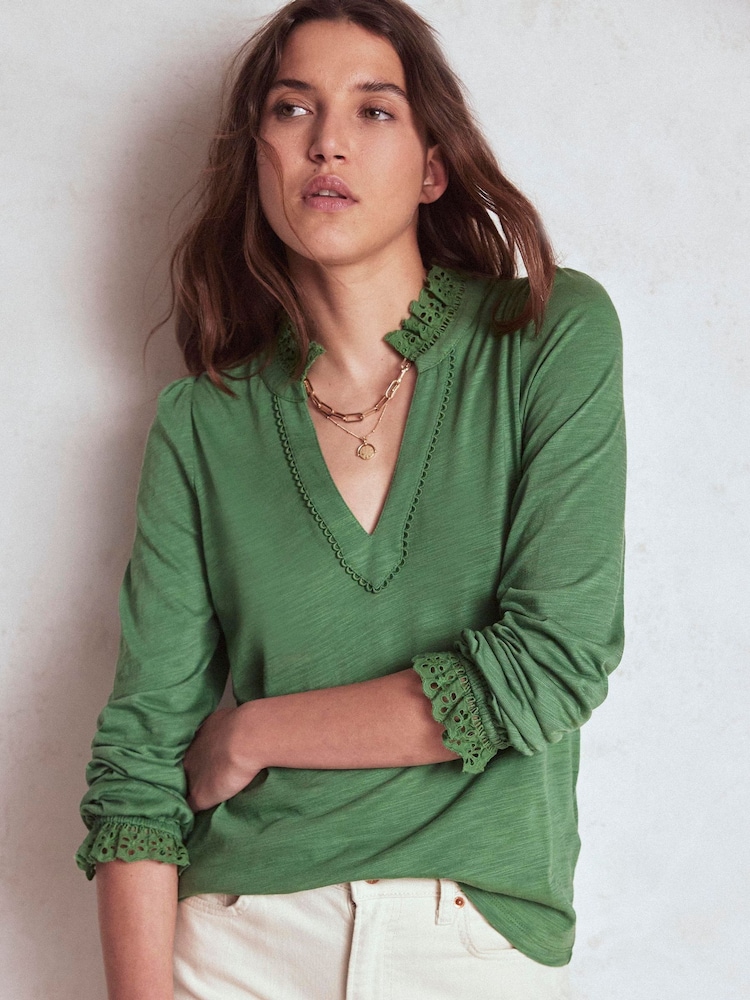 Blusa Boden Aria Broderie com decote chanfrado - Imagem 1 de 5