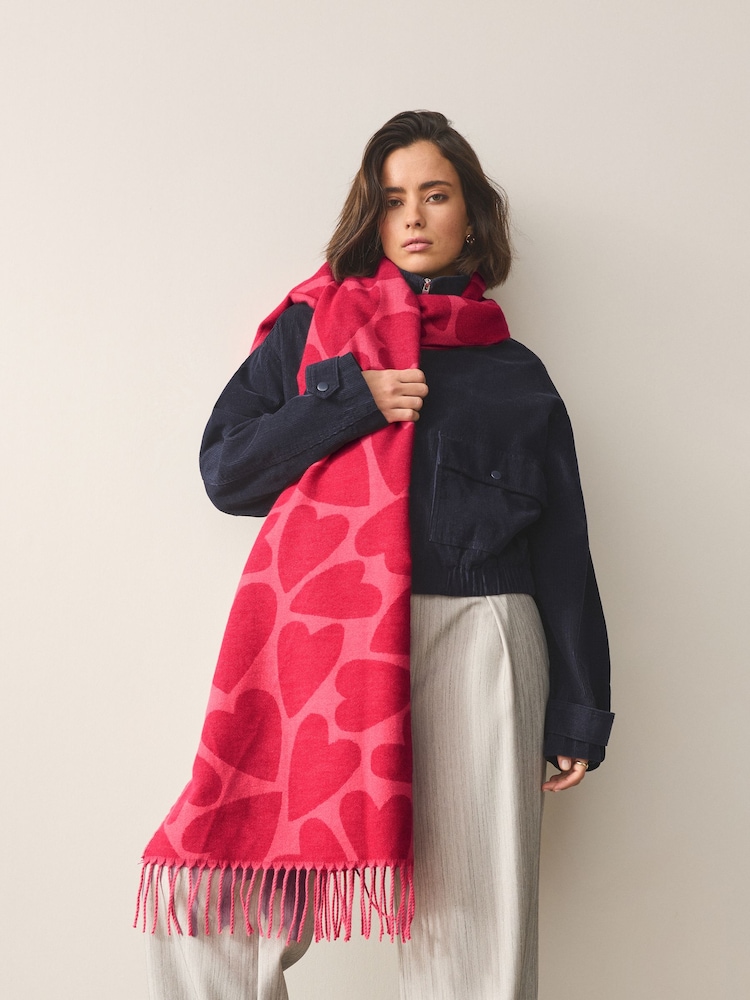 أحمر/وردي طبعة قلب - وشاح متوسط الوزن - صورة 2 من 6 أحمر/وردي طبعة قلب - وشاح متوسط الوزن - صورة 2 من 6