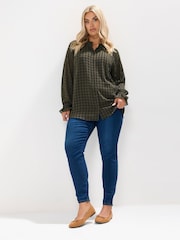أخضر - Yours Curve Textured Frill Neck Blouse - صورة 2 من 6