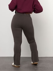 Castanho - Leggings Flare Yours Curve - Imagem 3 de 5