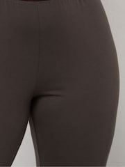 Castanho - Leggings Flare Yours Curve - Imagem 4 de 5