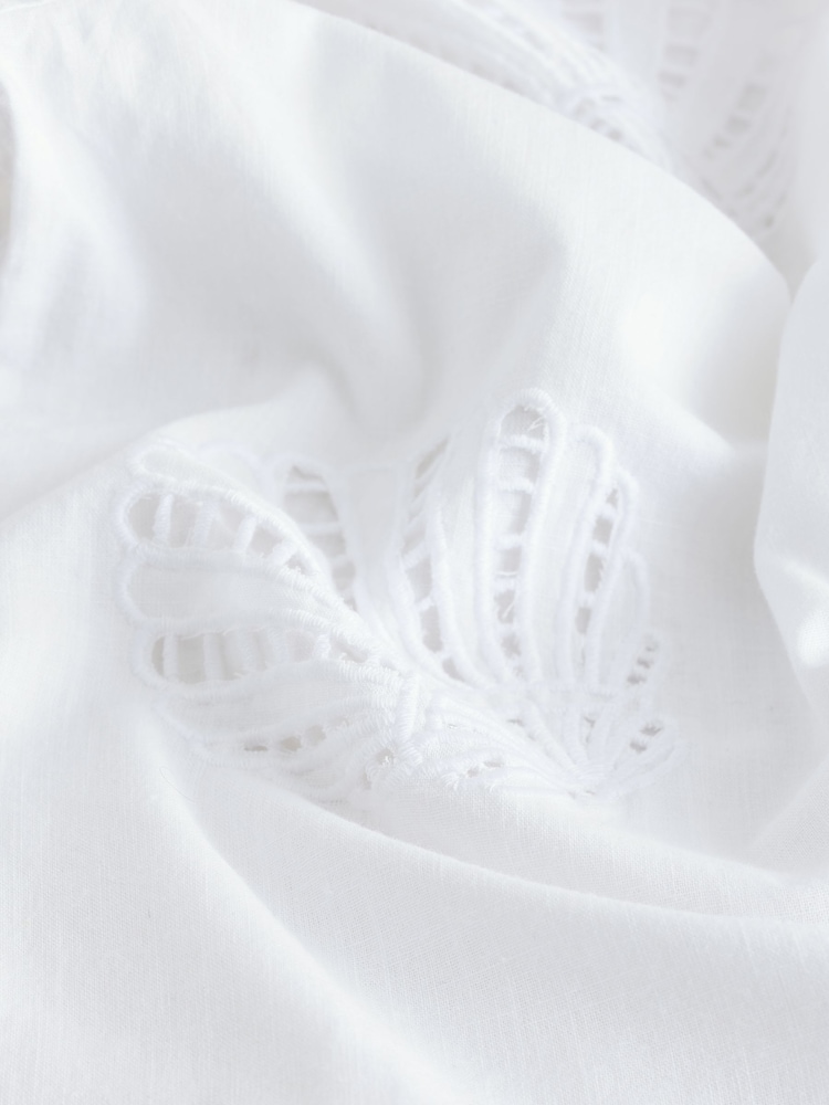 לבן - חולצת שרוולים קצרים בעיטור רקמת ברודרי של צדפים - תמונה 2 מתוך 3 לבן - חולצת שרוולים קצרים בעיטור רקמת ברודרי של צדפים - תמונה 2 מתוך 3