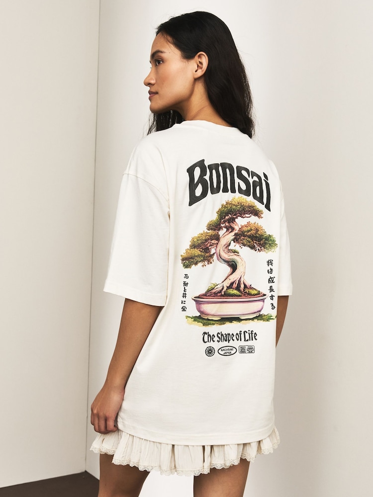 بيج فاتح - تيشرت بكُم قصير وياقة بحافة مستديرة مزين برسمة بونساي - Image 1 of 10