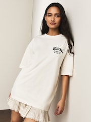 بيج فاتح - تيشرت بكُم قصير وياقة بحافة مستديرة مزين برسمة بونساي - Image 2 of 10