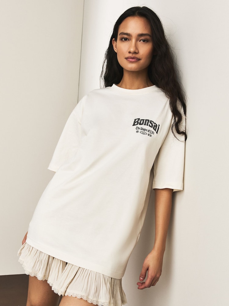 بيج فاتح - تيشرت بكُم قصير وياقة بحافة مستديرة مزين برسمة بونساي - Image 2 of 10