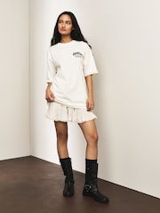 بيج فاتح - تيشرت بكُم قصير وياقة بحافة مستديرة مزين برسمة بونساي - Image 3 of 10