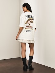 بيج فاتح - تيشرت بكُم قصير وياقة بحافة مستديرة مزين برسمة بونساي - Image 4 of 10