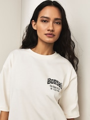 بيج فاتح - تيشرت بكُم قصير وياقة بحافة مستديرة مزين برسمة بونساي - Image 5 of 10