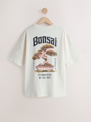 بيج فاتح - تيشرت بكُم قصير وياقة بحافة مستديرة مزين برسمة بونساي - Image 6 of 10