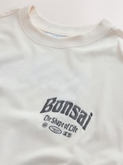 بيج فاتح - تيشرت بكُم قصير وياقة بحافة مستديرة مزين برسمة بونساي - Image 8 of 10