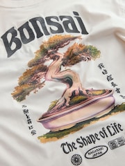 بيج فاتح - تيشرت بكُم قصير وياقة بحافة مستديرة مزين برسمة بونساي - Image 9 of 10