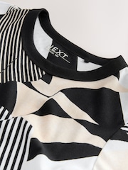 أسود/أبيض رسم - تيشِرت أساسي من القطن الخالص بكُم قصير وحافة رقبة مستديرة - صورة 5 من 6