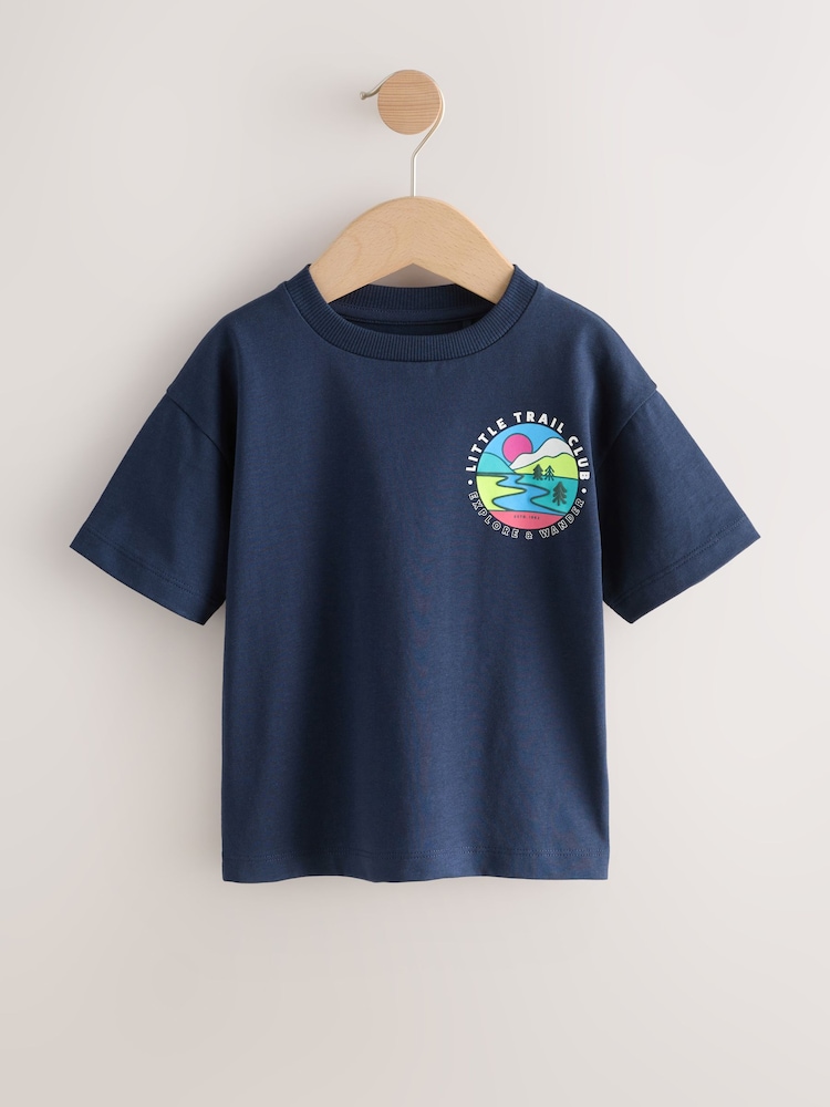 Navy Blue Trail Scene - تيشرت بكُم قصير مزين بطبعة على الظهر (3 شهور-7 سنوات) - صورة 1 من 5 Navy Blue Trail Scene - تيشرت بكُم قصير مزين بطبعة على الظهر (3 شهور-7 سنوات) - صورة 1 من 5