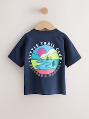 Navy Blue Trail Scene - تيشرت بكُم قصير مزين بطبعة على الظهر (3 شهور-7 سنوات) - صورة 2 من 5