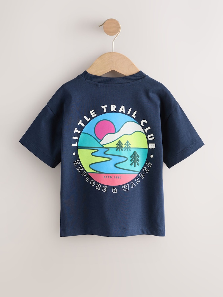 Navy Blue Trail Scene - تيشرت بكُم قصير مزين بطبعة على الظهر (3 شهور-7 سنوات) - صورة 2 من 5 Navy Blue Trail Scene - تيشرت بكُم قصير مزين بطبعة على الظهر (3 شهور-7 سنوات) - صورة 2 من 5