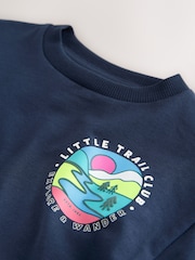 Navy Blue Trail Scene - تيشرت بكُم قصير مزين بطبعة على الظهر (3 شهور-7 سنوات) - صورة 3 من 5