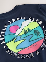 Navy Blue Trail Scene - تيشرت بكُم قصير مزين بطبعة على الظهر (3 شهور-7 سنوات) - صورة 4 من 5