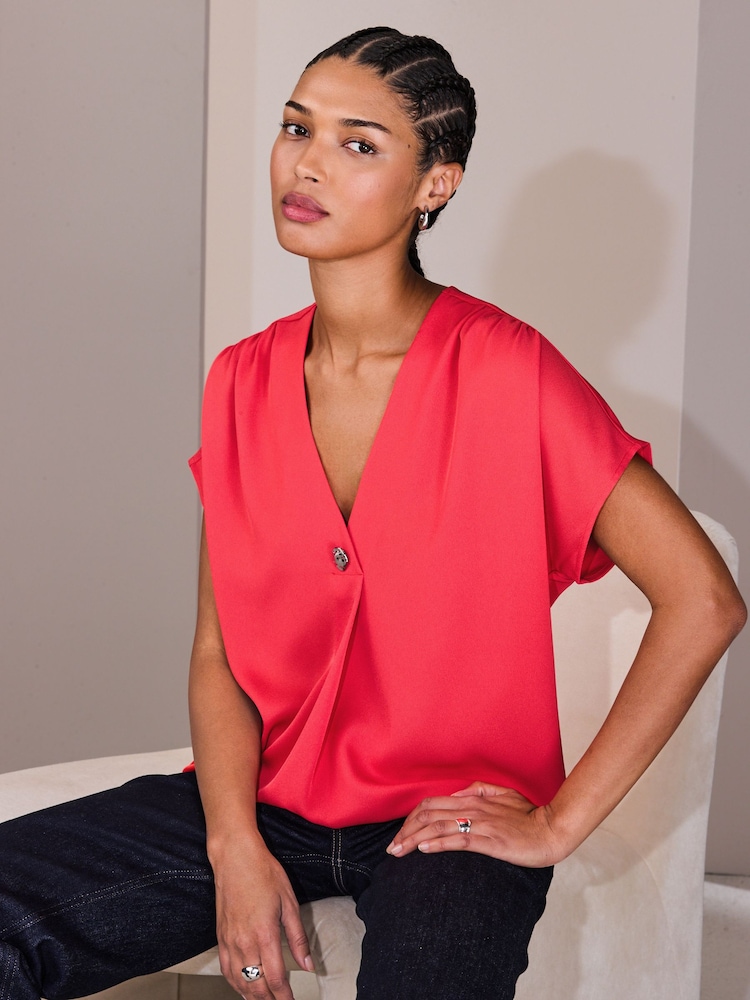 אדום אלמוג - חולצה עם שרוולים קצרים וצווארון וי - תמונה 1 מתוך 8