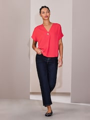 אדום אלמוג - חולצה עם שרוולים קצרים וצווארון וי - תמונה 3 מתוך 8