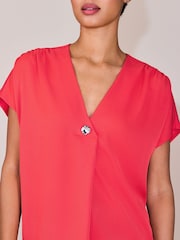 אדום אלמוג - חולצה עם שרוולים קצרים וצווארון וי - תמונה 5 מתוך 8