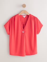 אדום אלמוג - חולצה עם שרוולים קצרים וצווארון וי - תמונה 6 מתוך 8