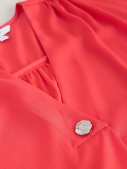 אדום אלמוג - חולצה עם שרוולים קצרים וצווארון וי - תמונה 8 מתוך 8